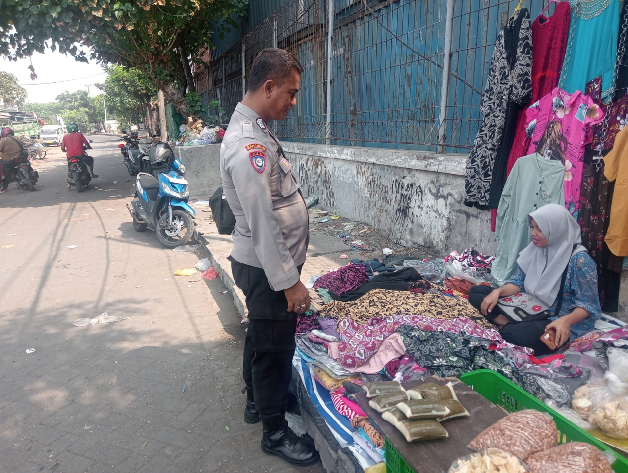 Bhabinkamtibmas Ujung Laksanakan Sambang Warga dan Sosialisasi Harkamtibmas Menjelang Pilkada di Sur