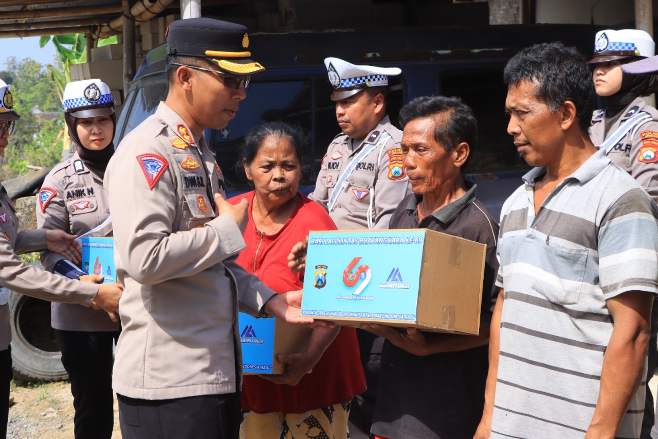 Sambut Hari Lalu Lintas Bhayangkara ke -69, Polres Ngawi Berbagi Sembako
