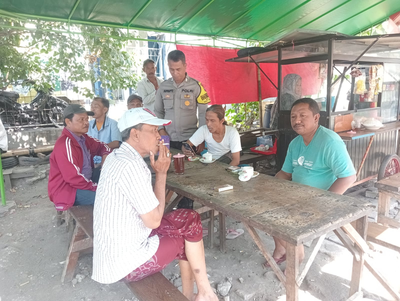 Bhabinkamtibmas Ujung Laksanakan Sambang Warga di Kedai Kopi Jalan Sawah Pulo