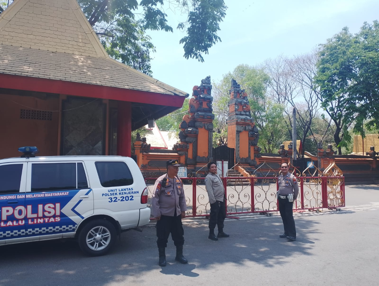 Personil Piket Fungsi Kenjeran Laksanakan Patroli Harkamtibmas di Klenteng Sanggar Agung