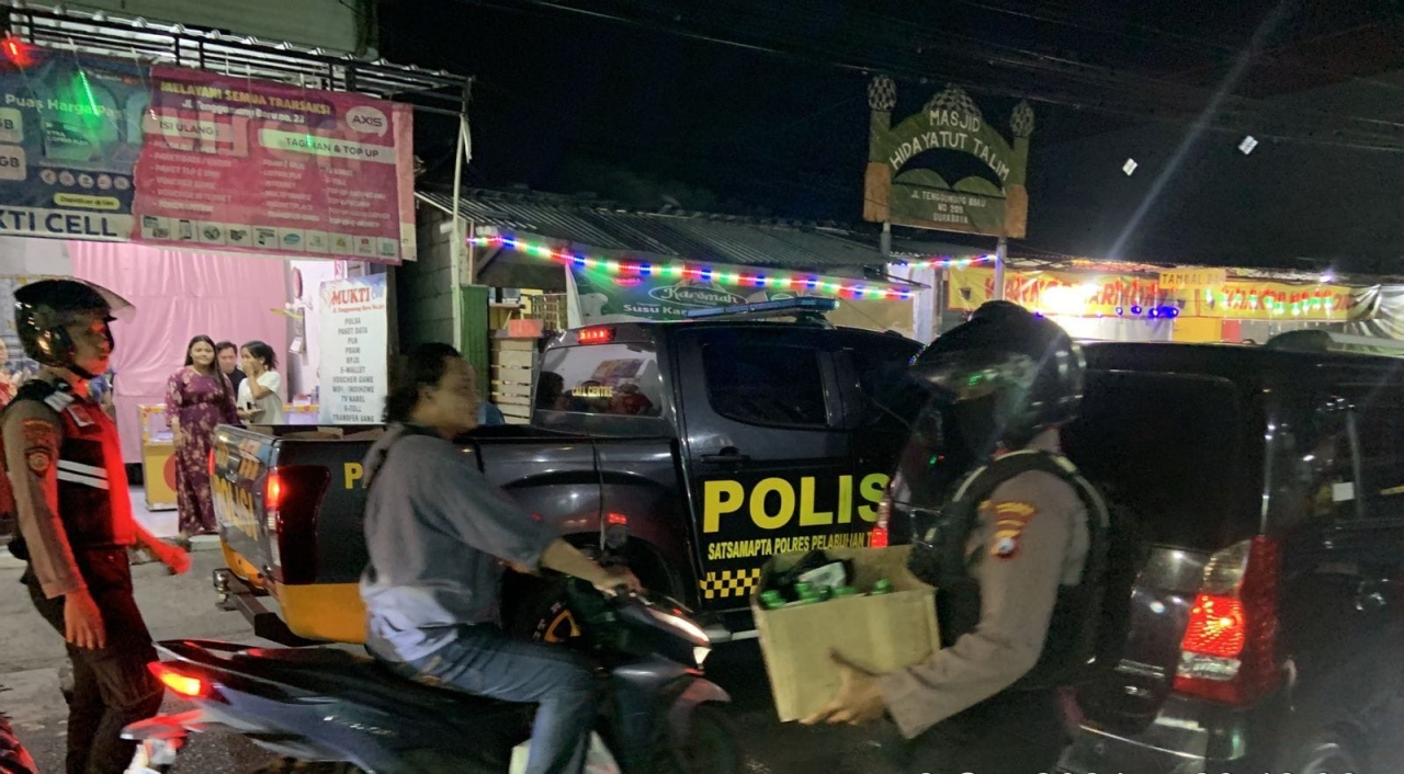 Satuan Samapta Polres Pelabuhan Tanjung Perak Amankan 3.667 Botol Miras Dari Toko Klontong Di Tenggumung Baru.