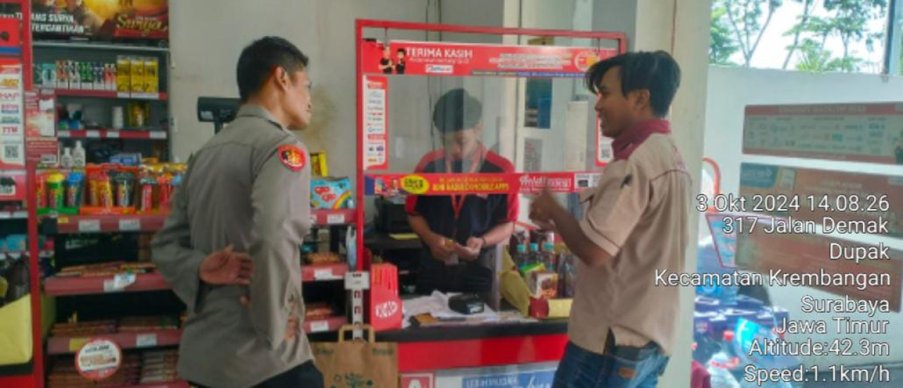 Polsek Krembangan Laksanakan Patroli di Alfamidi Jalan Demak untuk Tingkatkan Kewaspadaan Karyawan