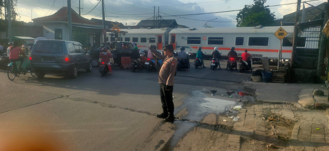 Polsek Asemrowo Laksanakan Pengaturan Arus Lalu Lintas di Rel Tambak Mayor
