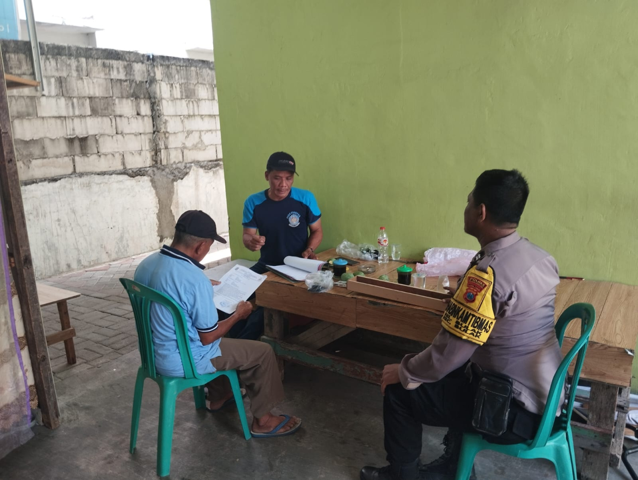 Polsek Semampir Laksanakan Sambang Warga di Balai RW 06, Kyai Tambak Deres