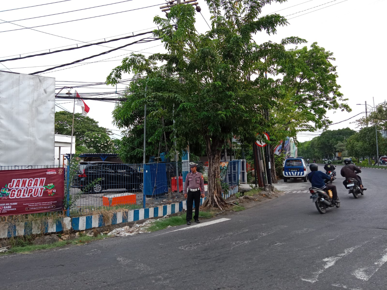 Polsek Krembangan Gelar Pos Akhir di Pertigaan Mbah Ratu Jalan Gresik, Arus Lalu Lintas Lancar