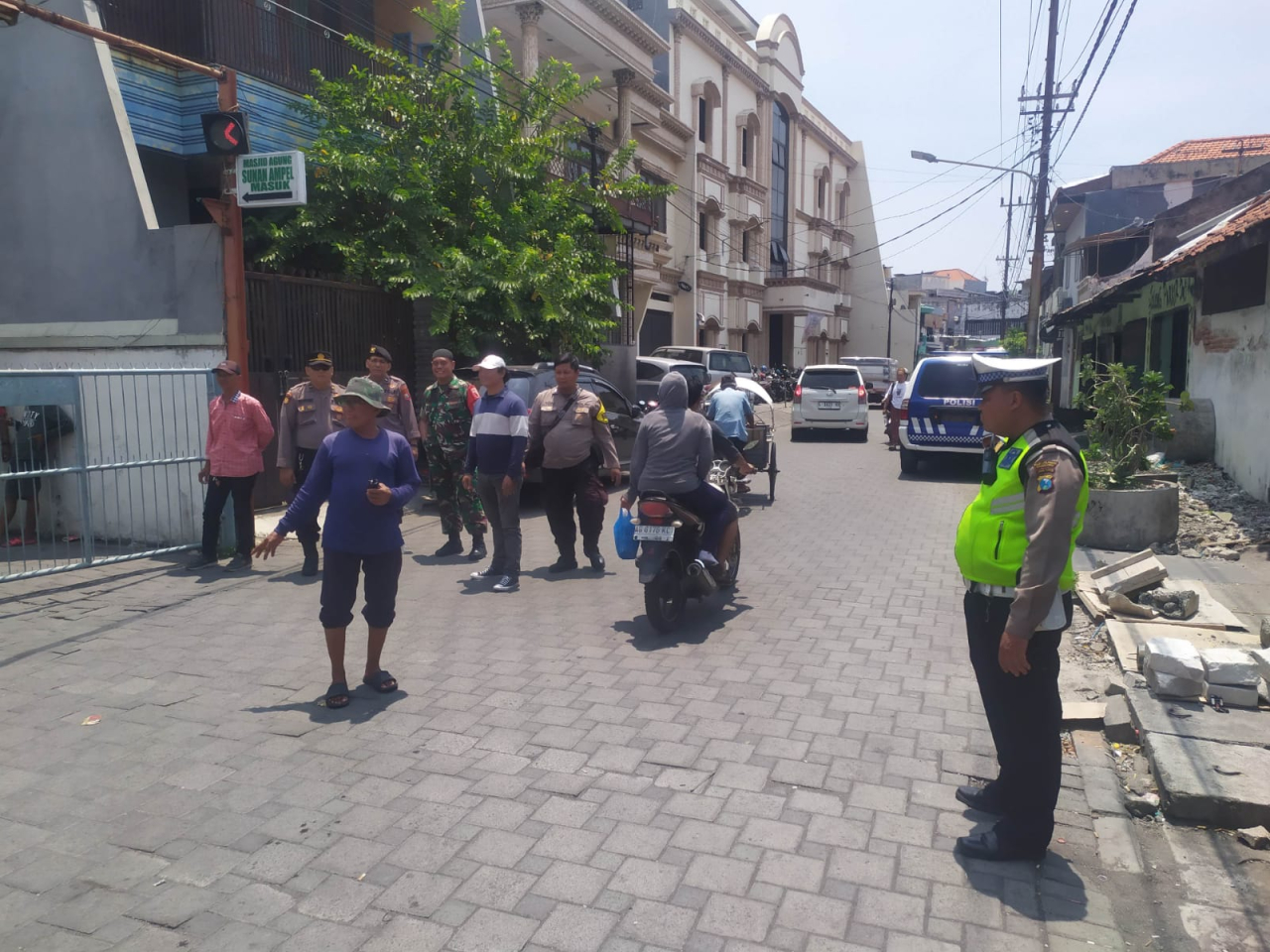 Polsek Semampir Laksanakan Pengaturan Arus Lalu Lintas di Jalan Petukangan Wisata Religi Sunan Ampel