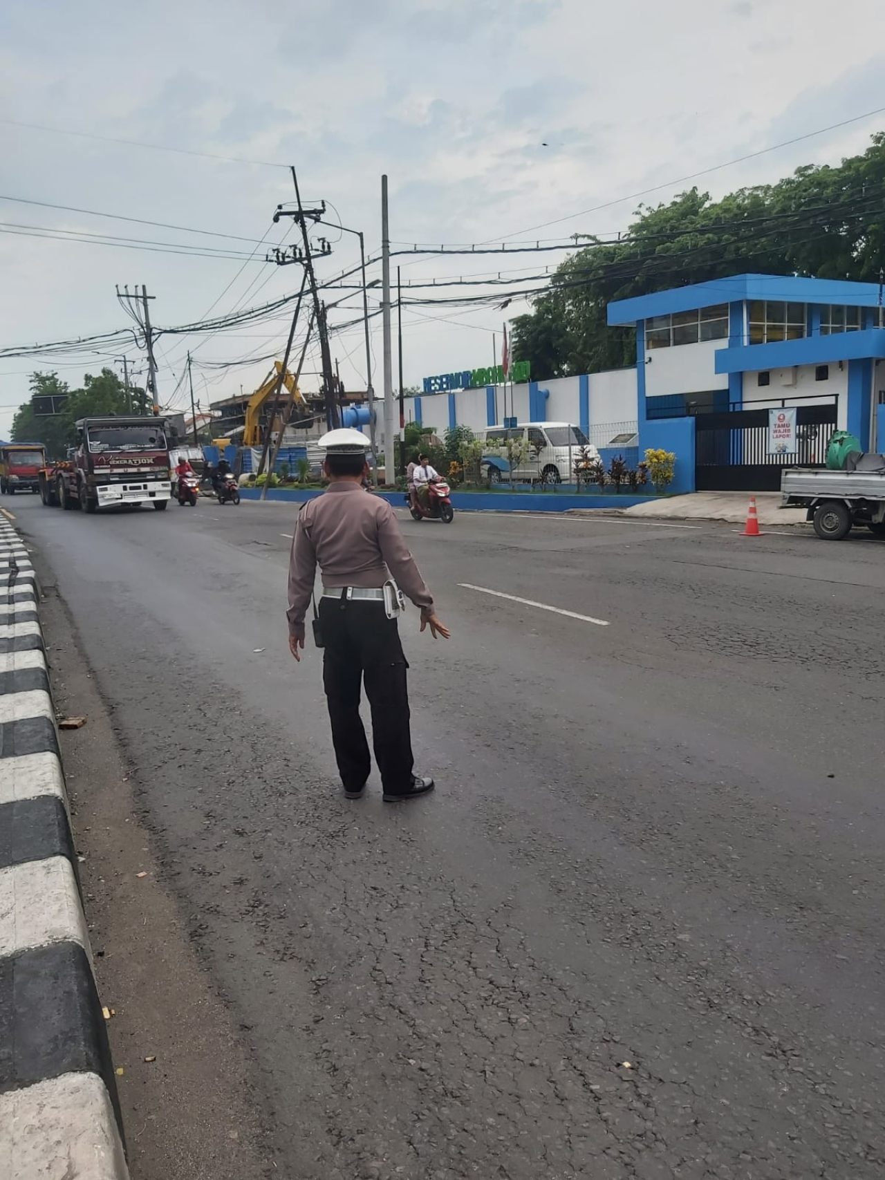 Personel Polsek Krembangan Gelar Patroli Lalu Lintas di Pertigaan Mbah Ratu, Antisipasi Kemacetan dan Kecelakaan