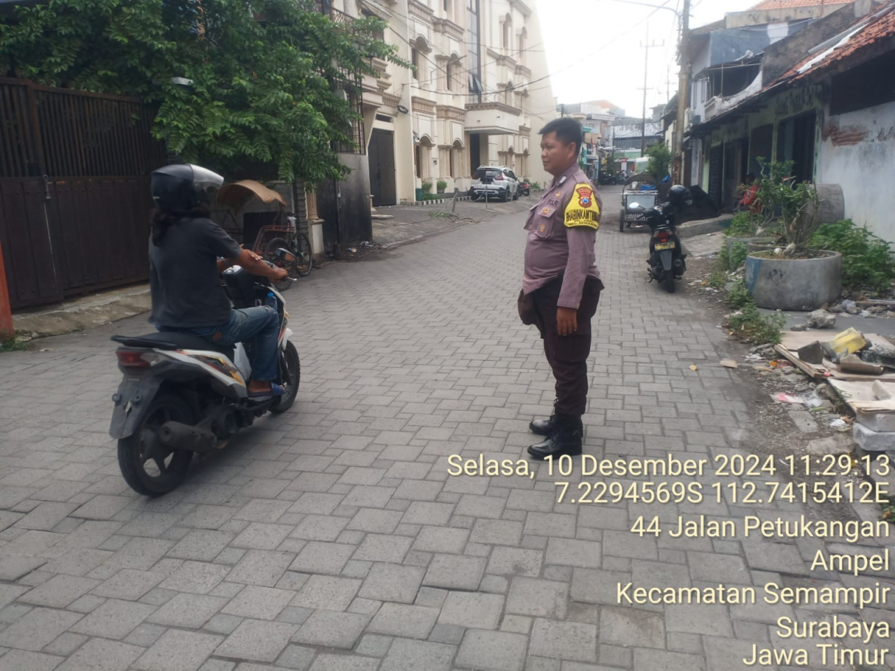 Bhabinkamtibmas Ampel Melakukan Pemantauan di Jalan Petukangan, Situasi Aman Kondusif