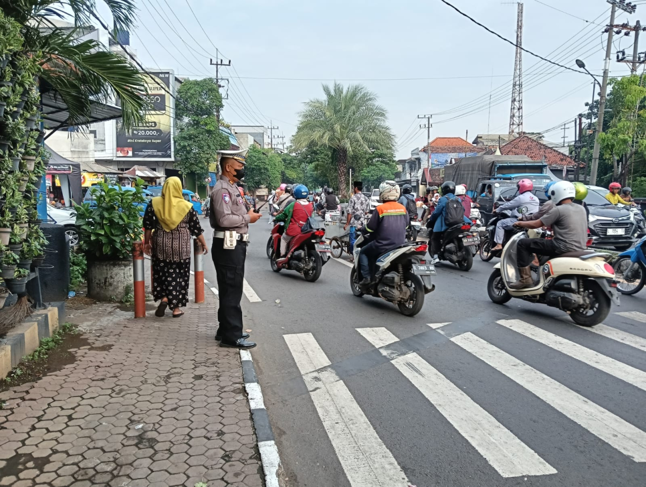 Personil Polsek Semampir Melaksanakan Pengaturan Lalu Lintas Pagi di Simpang Empat Karang Tembok