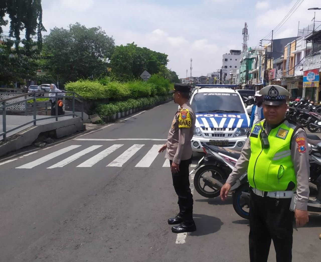 Personil Polsek Semampir Laksanakan Patroli Harkamtibmas di Pintu Masuk Wisata Religi Sunan Ampel