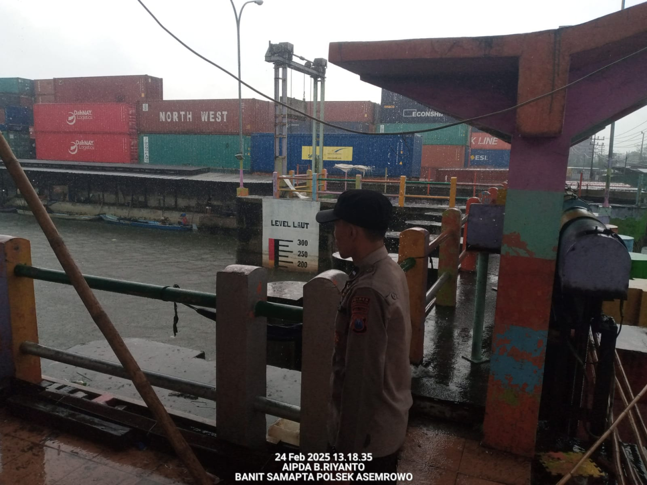 Personil Polsek Asemrowo Laksanakan Pengecekan Debit Air di Pompa Balong II Tambak Langon