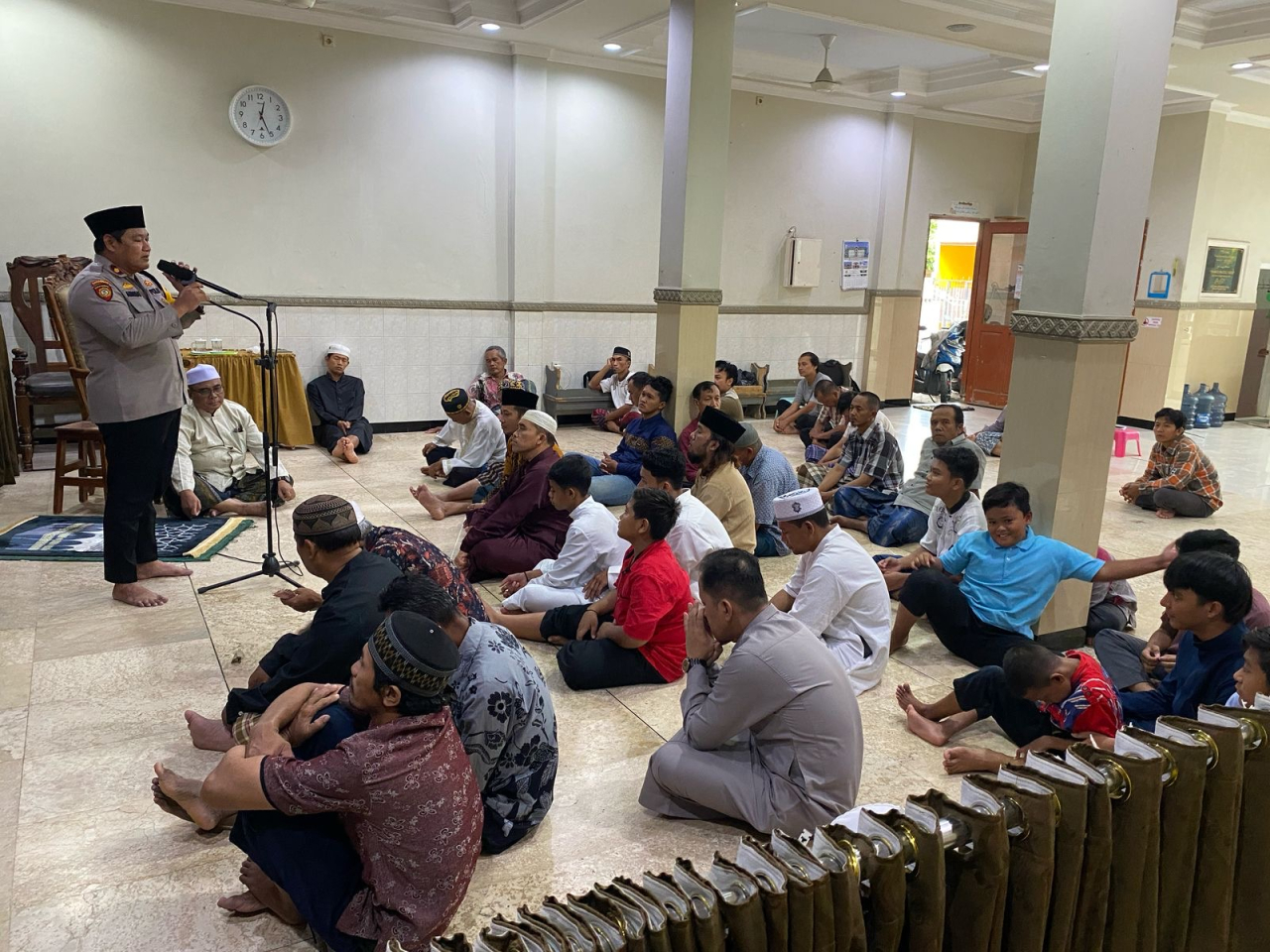Kapolsek Kenjeran Gelar Sholat Jumat dan Himbauan Kamtibmas di Masjid Baitul Izza