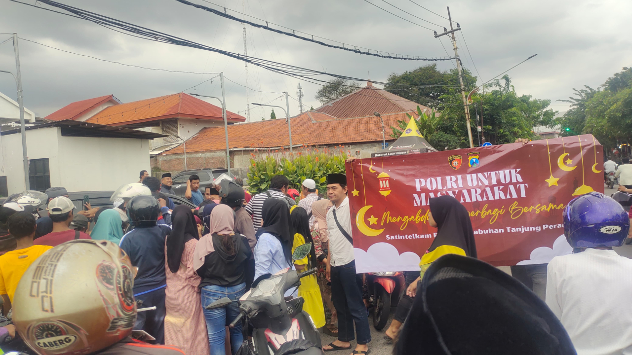 Polri Untuk Masyarakat: Polres Pelabuhan Tanjung Perak Bagikan 200 Takjil Menjelang Idul Fitri 1446 H di Serambi Ampel Surabaya