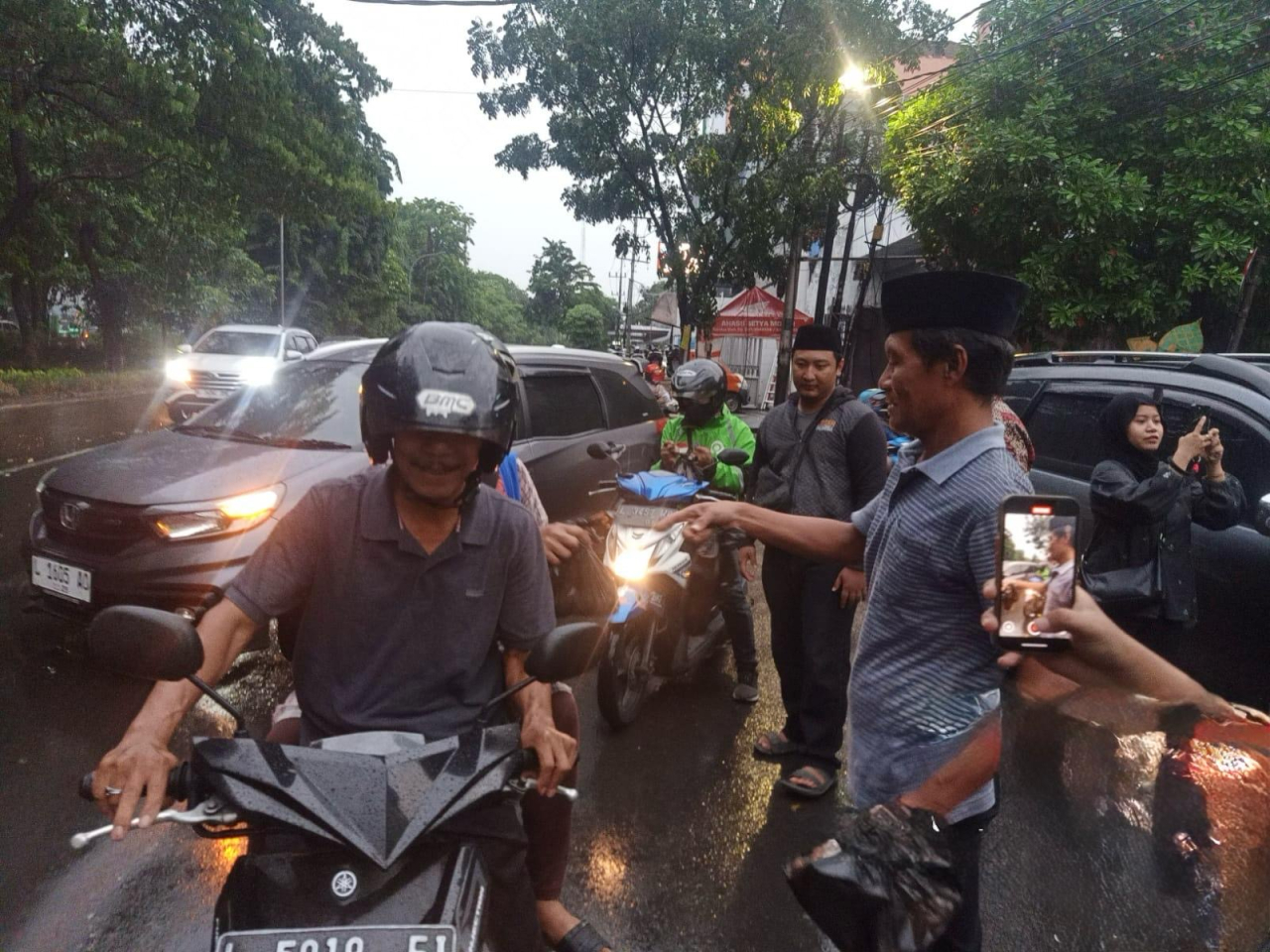 Kebaikan di Bulan Ramadan: Polres Pelabuhan Tanjung Perak Bagikan 200 Paket Takjil untuk Masyarakat