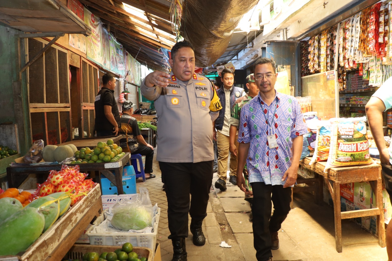 Kapolres Pelabuhan Tanjung Perak Tinjau Pasar Pabean Cantikan Pastikan Stok Bapokting Aman Sampai Lebaran