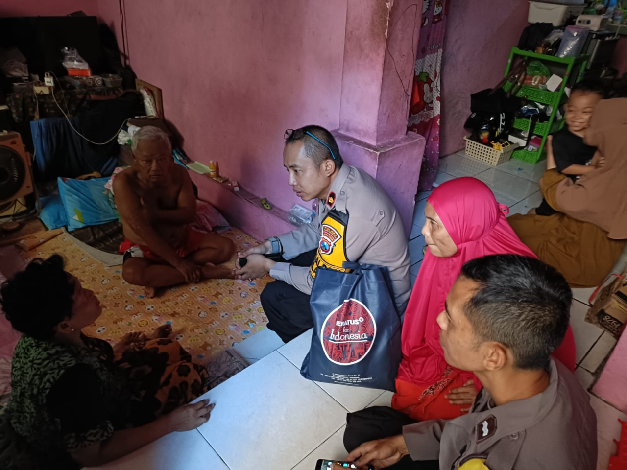 Polri Peduli: Kapolsek Asemrowo Kunjungi Warga yang Menderita Stroke dan Guru Ngaji yang Lumpuh