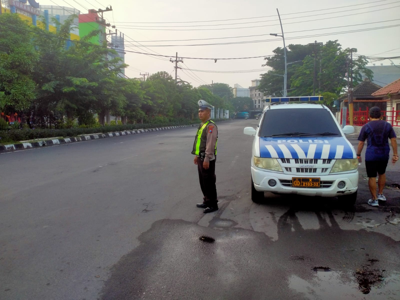 Personel Polsek Pabean Cantikan Laksanakan Pelayanan Pagi, Atur Lalu Lintas di Jalan Bunguran