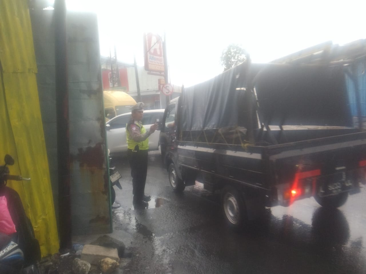 Pengaturan Arus Lalu Lintas, Polsek Asemrowo Laksanakan Giat Pos Akhir di Rel Kereta Tambak Mayor