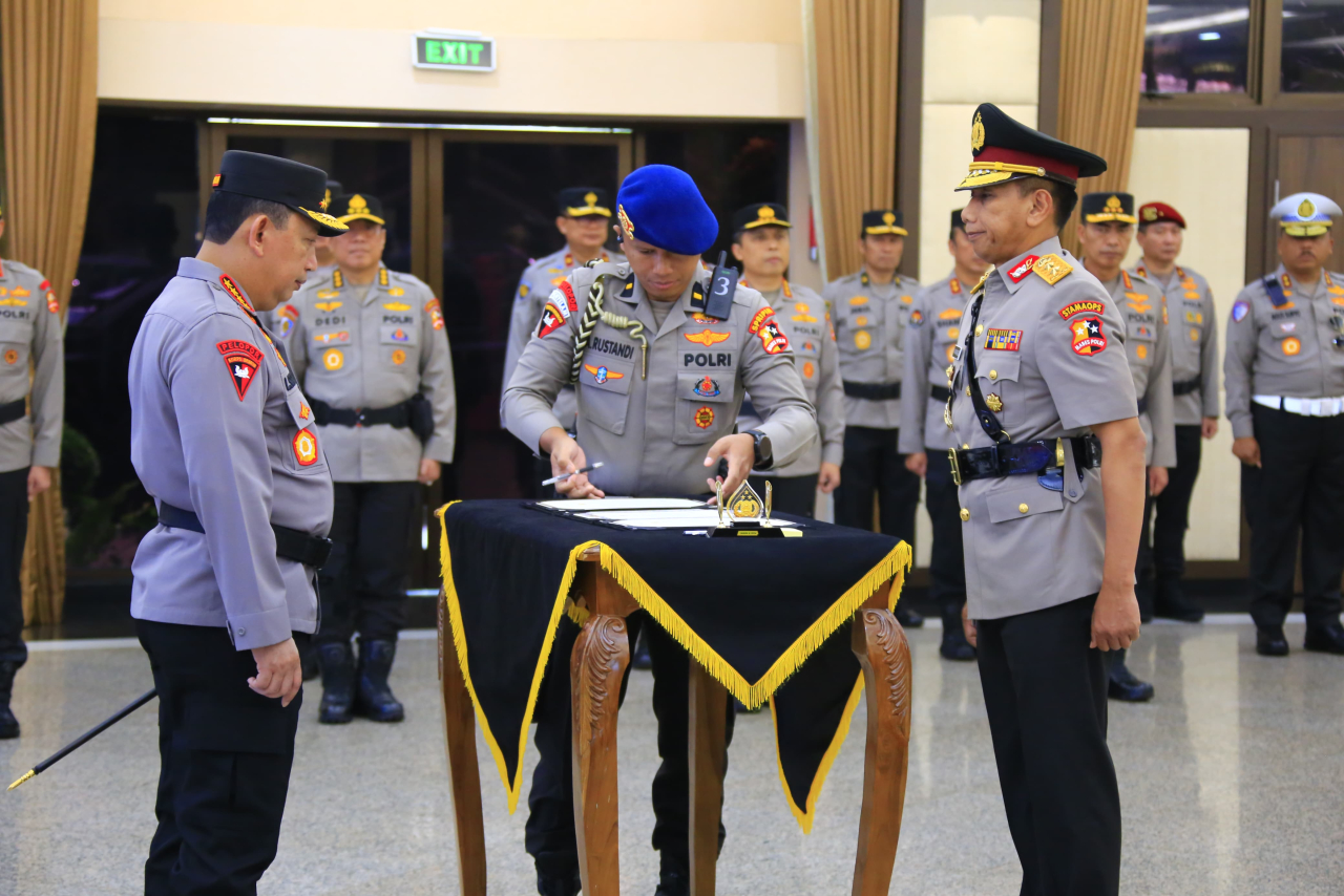 Pelantikan Astamaops Kapolri, Komjen Pol Imam Sugianto Serah Terima Jabatan kepada Irjen Pol Akhmad Wiyagus