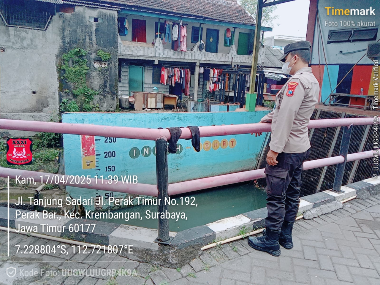 Patroli Pemantauan Debit Air, Polsek Krembangan Antisipasi Banjir di Jalan Tanjung Sadari