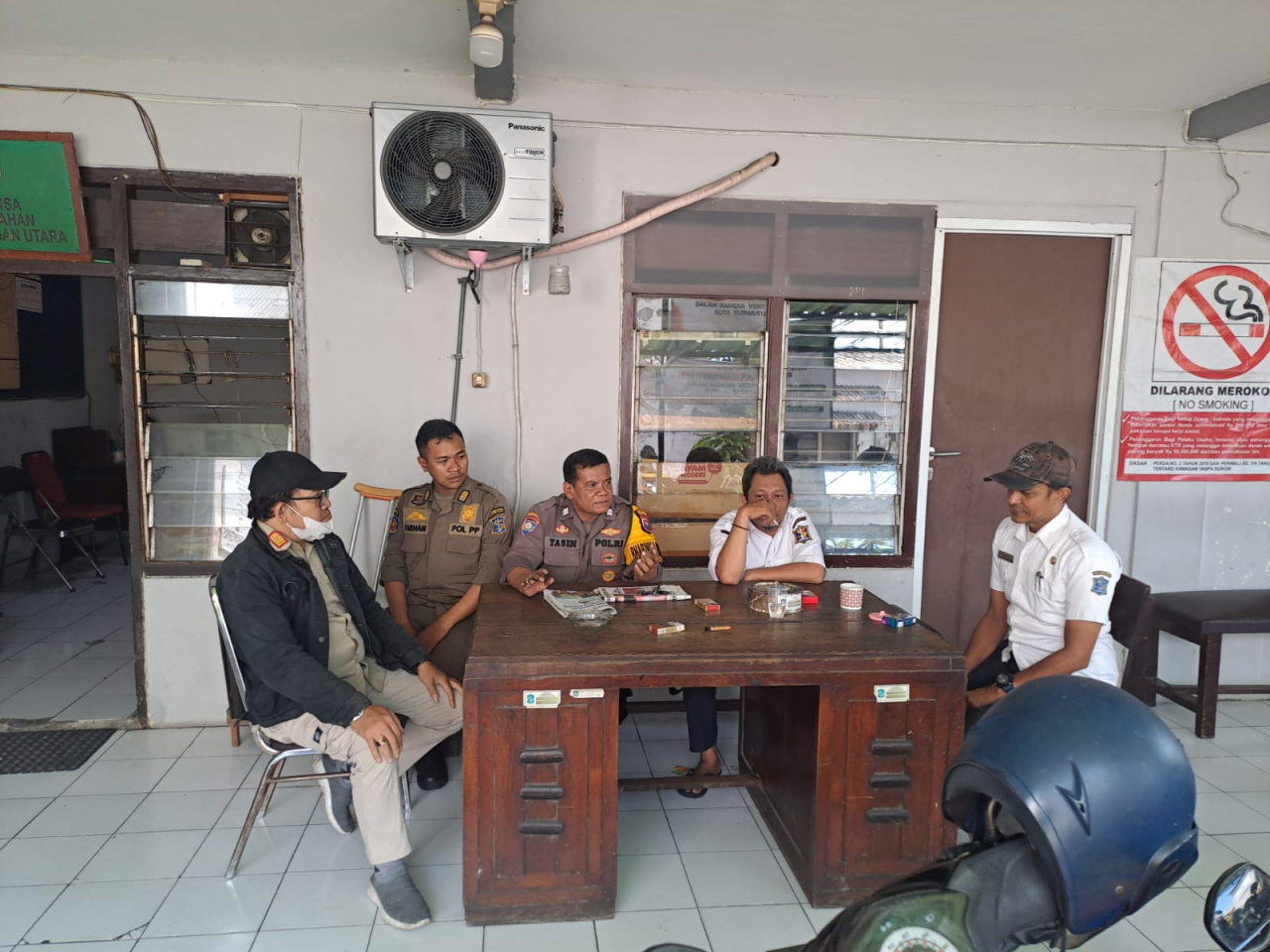 Bhabinkamtibmas Krembangan Utara Bersama Lurah dan Kasi Bangtib Bahas Keamanan Lingkungan dan Penerangan Jalan