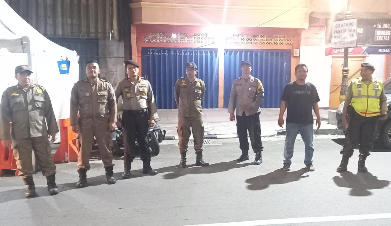 Patroli Gabungan Polsek Pabean Cantikan dan Satpol PP Antisipasi Gangster dan 3C di Jalan KH. Mas Mansyur