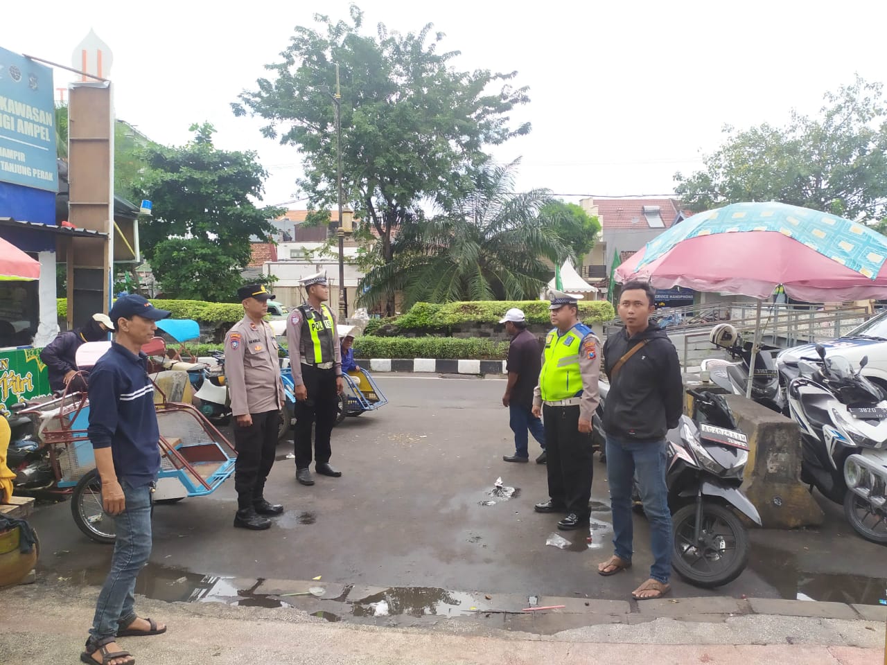 Polsek Semampir Laksanakan Patroli Harkamtibmas di Depan Pintu Masuk Ampel Antisipasi Jambret dan 3C