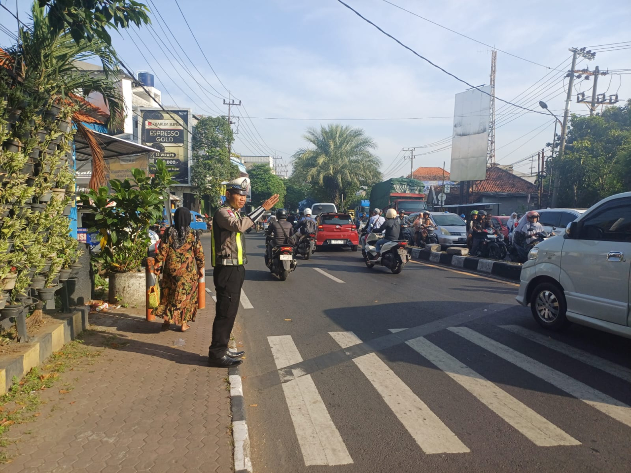 Personel Polsek Semampir Laksanakan Pengaturan Lalu Lintas di TL Karang Tembok