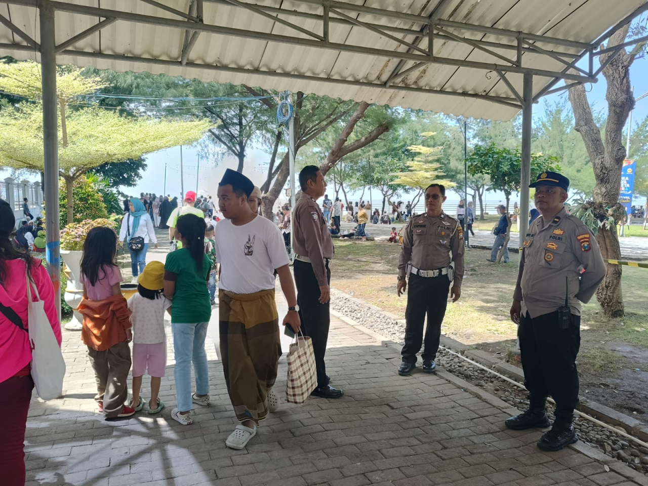 Pawas dan Piket Fungsi Polsek Kenjeran Amankan Kegiatan Pesta Pora di Taman Hiburan Pantai Kenjeran