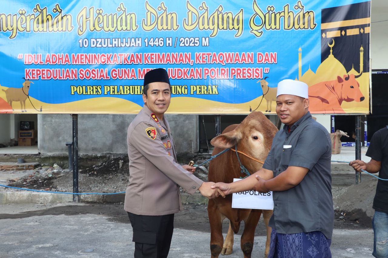 Kapolres Pelabuhan Tanjung Perak Salurkan 51 Hewan Kurban Jelang Iduladha 1446 H, Wujud Kepedulian dan Komitmen Polri Presisi