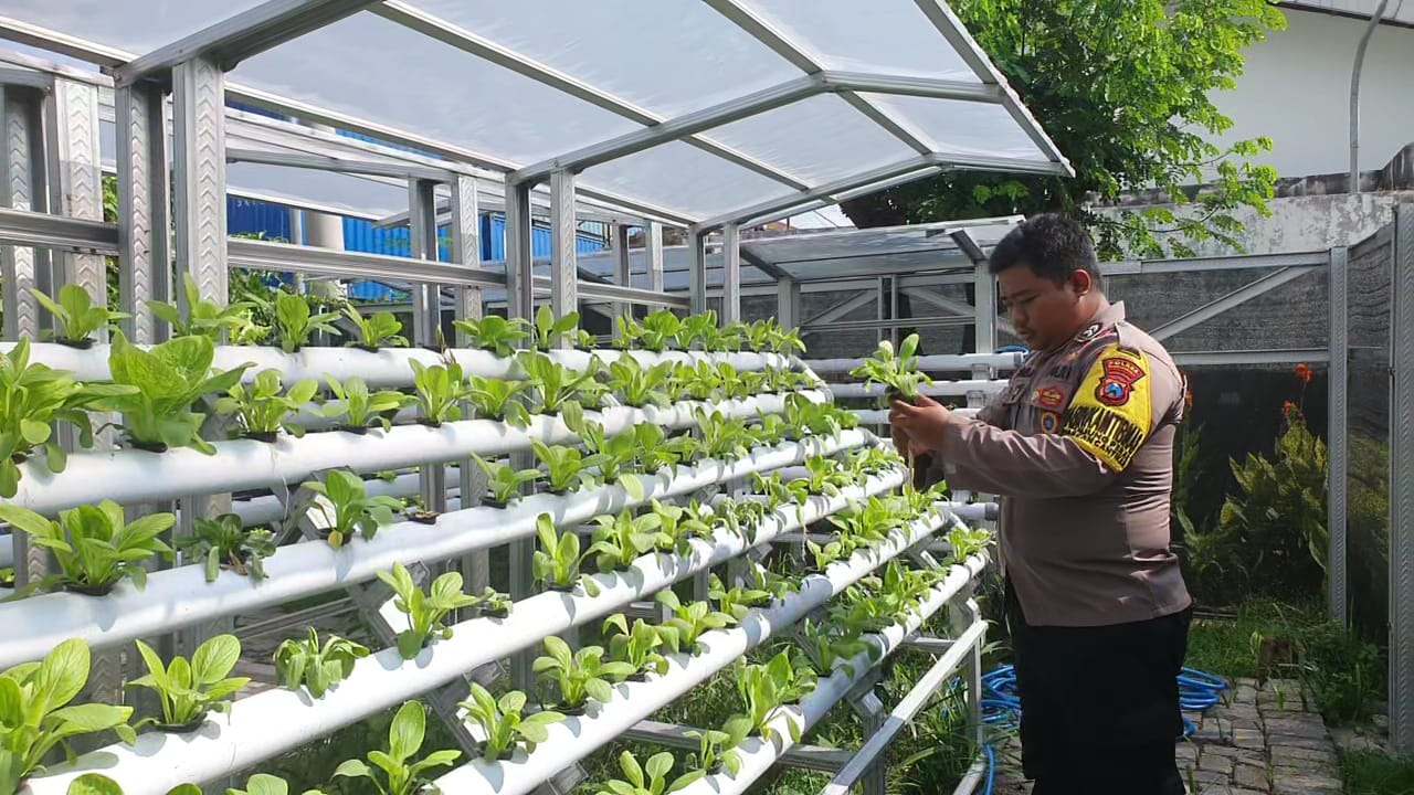 Bhabinkamtibmas Tanjung Perak Laksanakan Patroli dan Cek Program Ketahanan Pangan