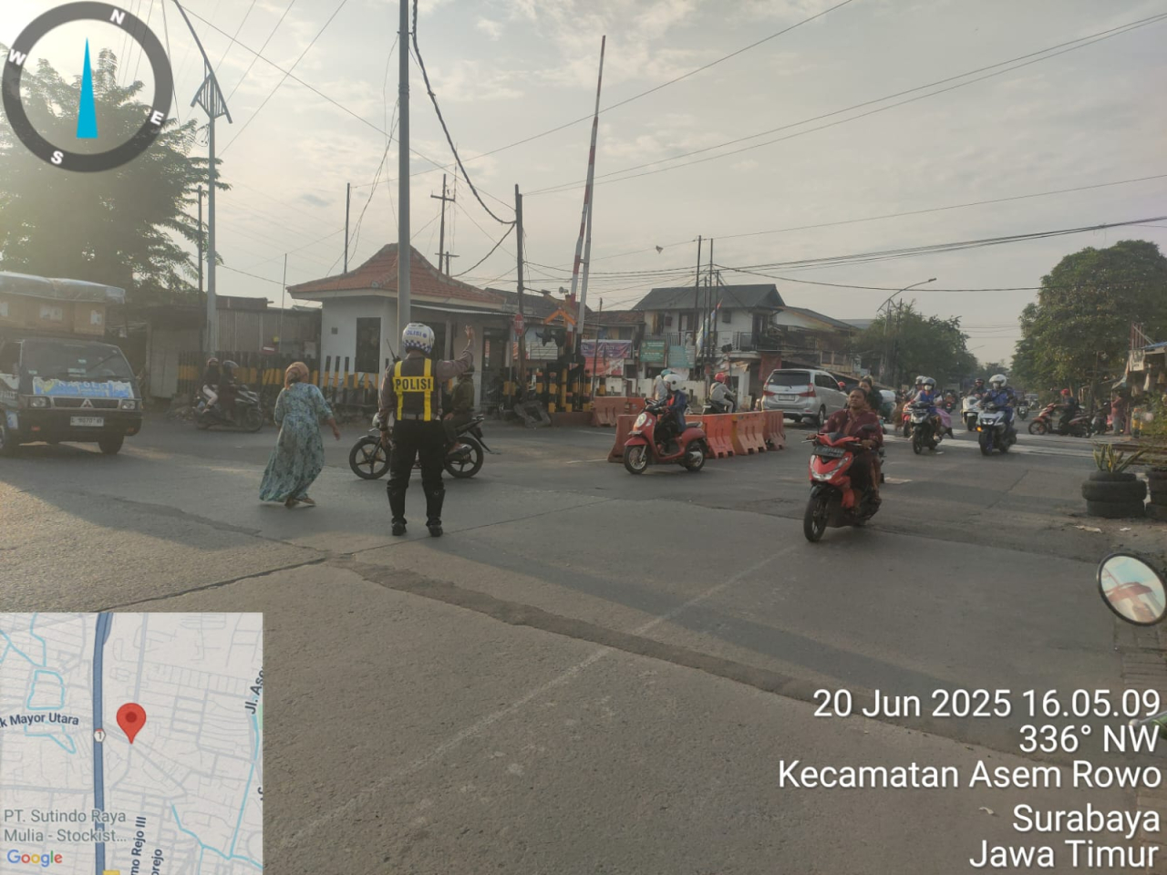 Personil Polsek Asemrowo Laksanakan Patroli dan Pengaturan Lalu Lintas di Rel Kereta Api Tambak Mayor