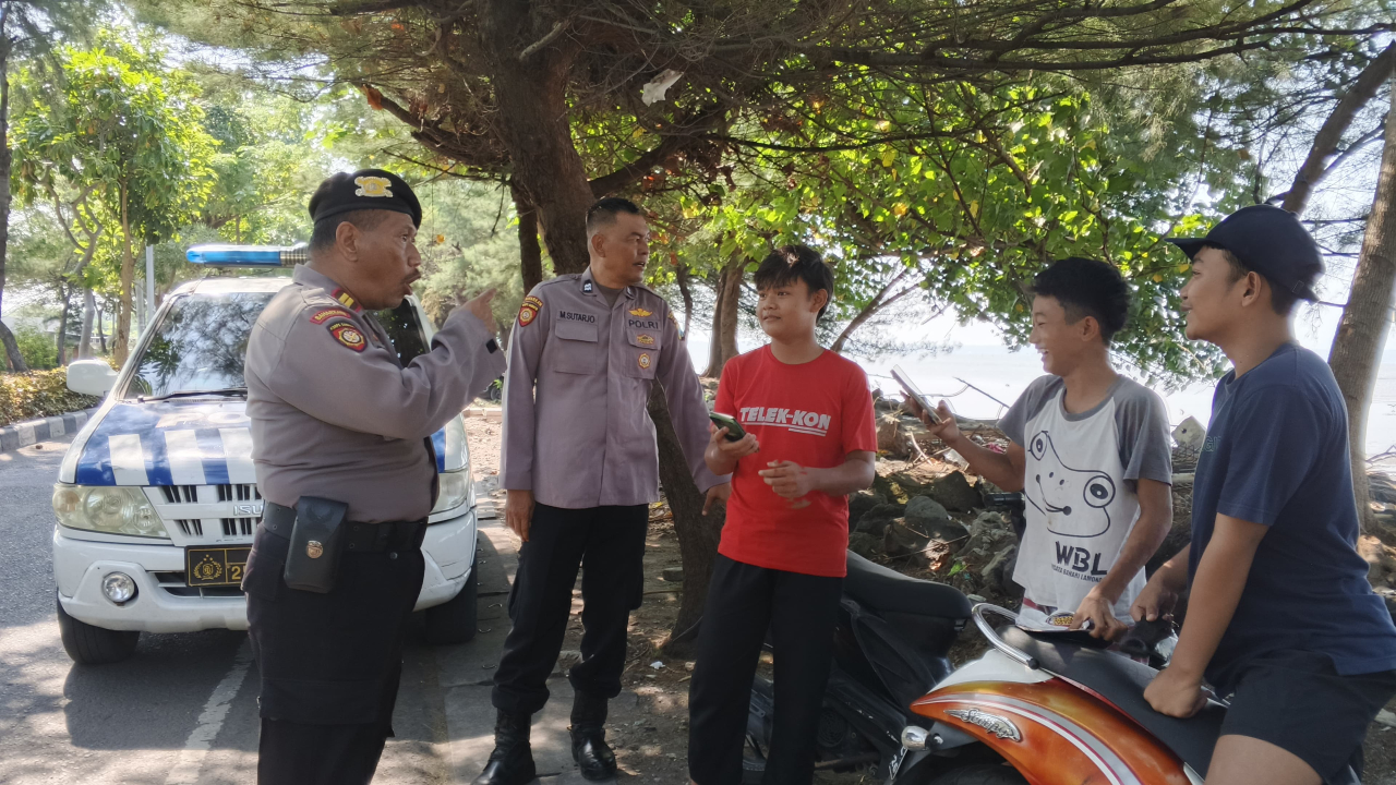 Polsek Kenjeran Laksanakan Patroli Dialogis di Pantai Batu-Batu, Sampaikan Imbauan Antisipasi 3C kepada Pengunjung