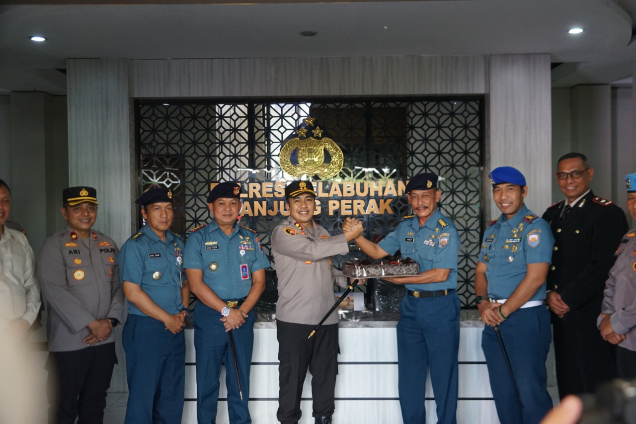 Lantamal V Kunjungi Polres Pelabuhan Tanjung Perak dalam Rangka HUT Bhayangkara ke-79