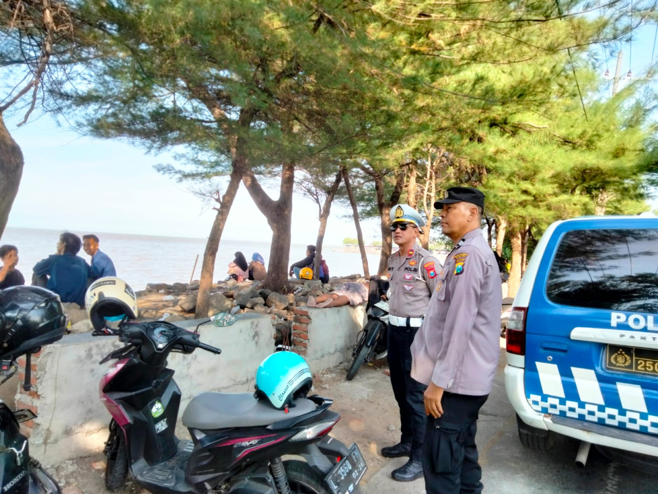 Personil Polsek Kenjeran Intensifkan Patroli Harkamtibmas di Kawasan Pantai Batu-Batu