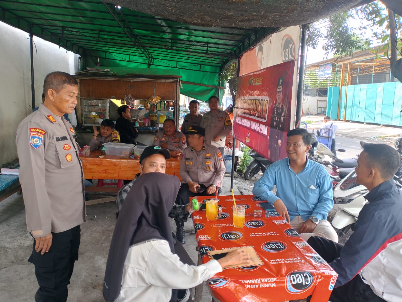 Cangkrukan Kamtibmas Kasatbinmas Polres Pelabuhan Tanjung Perak Bersama Warga di Warung Kopi Yuli, Kenjeran