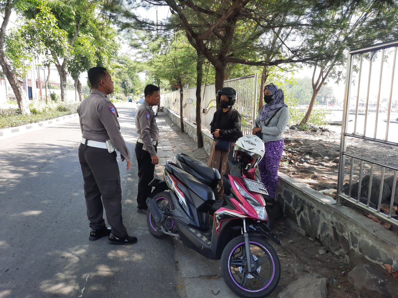 Polsek Kenjeran Laksanakan Patroli Kewilayahan dan Himbauan Kamtibmas di Pantai Batu-Batu