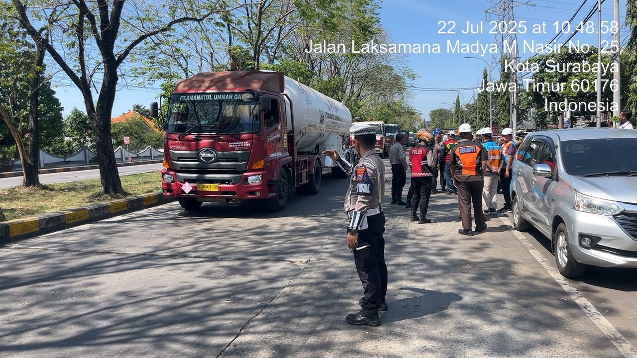 Polres Pelabuhan Tanjung Perak Tertibkan Parkir dan PKL di Bahu Jalan dalam Rangka Ops Patuh Semeru 2025