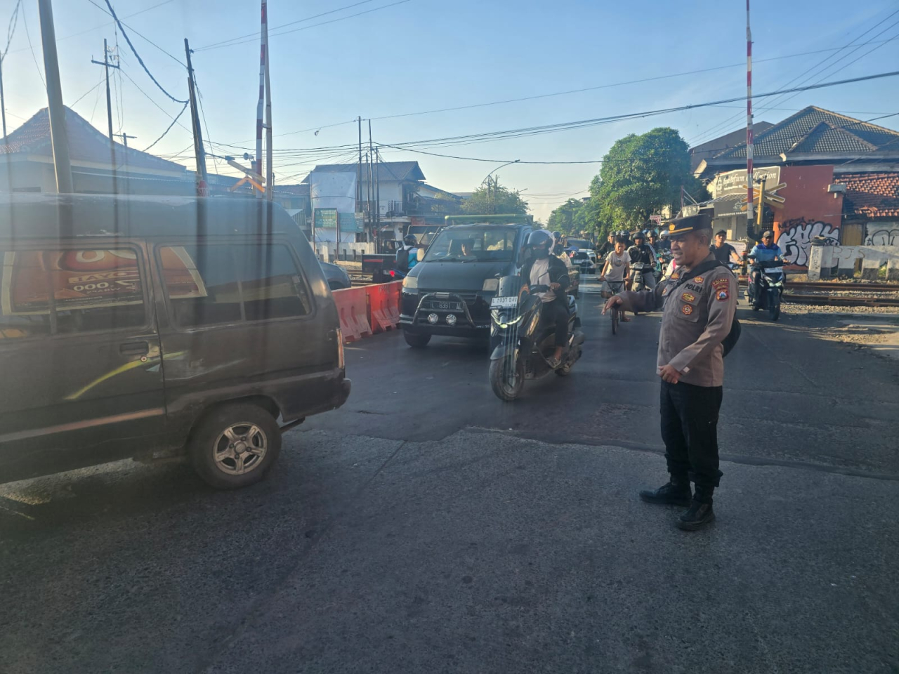 Polsek Asemrowo Laksanakan Pengaturan Lalin Sore di Rel KA Tambak Mayor