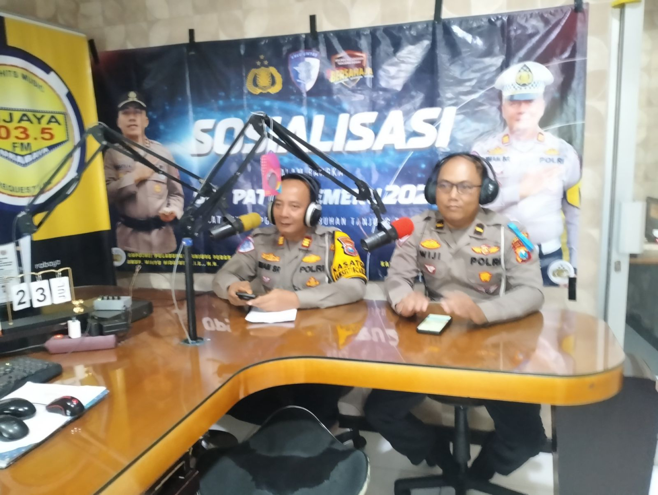 Bersama Media Satlantas Polres Pelabuhan Tanjung Perak Gencarkan Sosialisasi Operasi Patuh Semeru 2025.