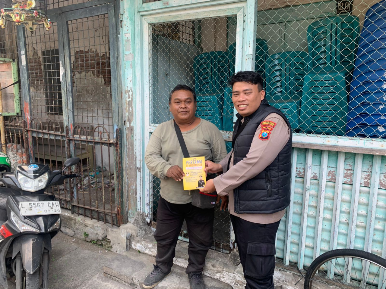 Unit SPKT Polres Pelabuhan Tanjung Perak Laksanakan Program Door to Door untuk Tingkatkan Pelayanan Masyarakat