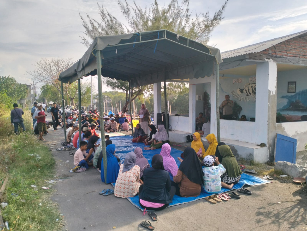 Kapolsek Kenjeran Hadiri Acara Bakti Sosial dalam Rangka Peringatan Maulid Nabi Muhammad SAW Bersama Kelompok Nelayan