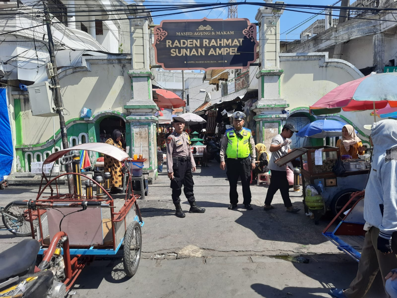 Patroli Harkamtibmas Polsek Semampir di Pintu Masuk Religi Ampel Antisipasi Peziarah dan 3C