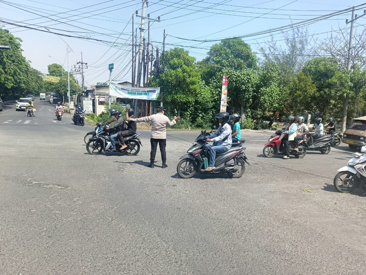 Personil Polsek Kenjeran Laksanakan Pengaturan dan Pemantauan Lalu Lintas di TL Pantai Ria
