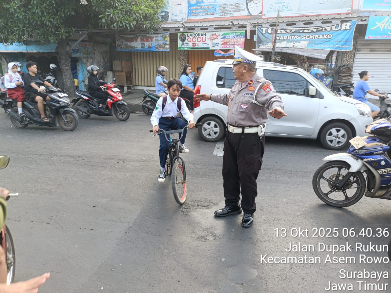 Polsek Asemrowo Laksanakan Giat Pos Awal dan Bantu Penyeberangan Siswa Sekolah