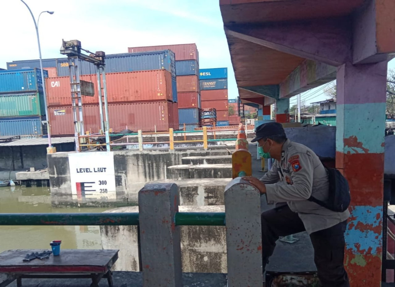 Polsek Asemrowo Laksanakan Patroli Pemantauan di Pintu Air Balong II