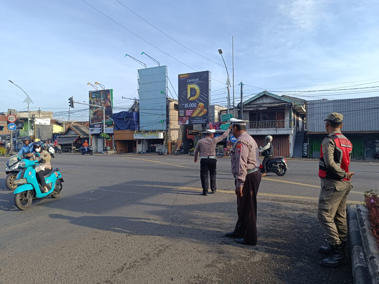 Polsek Krembangan Laksanakan Pelayanan Pagi di TL Mbah Ratu, Pastikan Arus Lalu Lintas Lancar