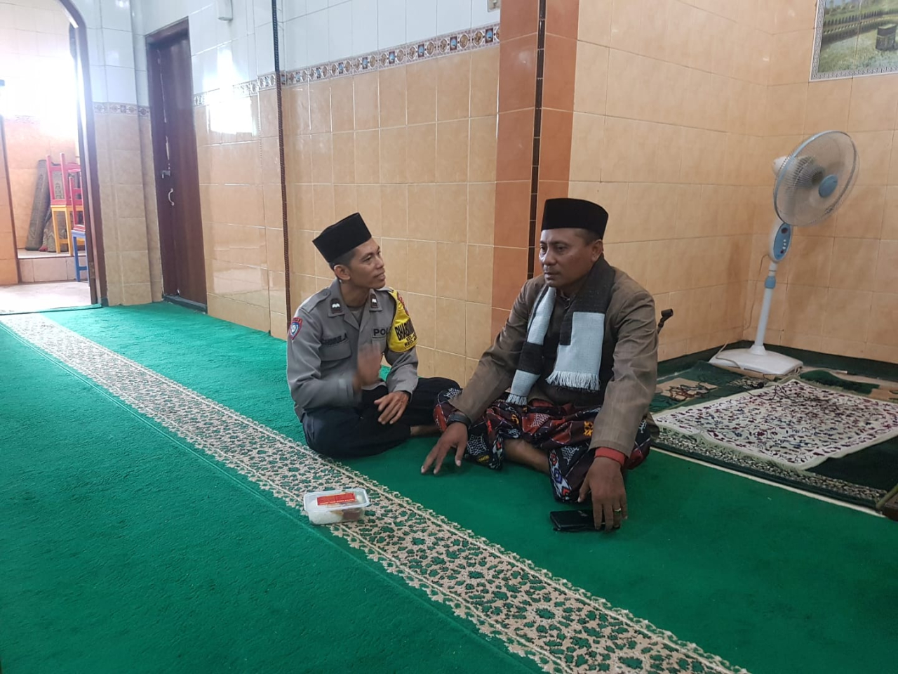 Bhabinkamtibmas Asemrowo Laksanakan Program Jumat Darling di Masjid Al-Hidayah