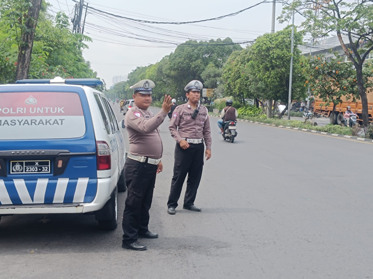Personel Polsek Krembangan Laksanakan Pemantauan Arus Lalu Lintas di Sekitar TL Mbah Ratu