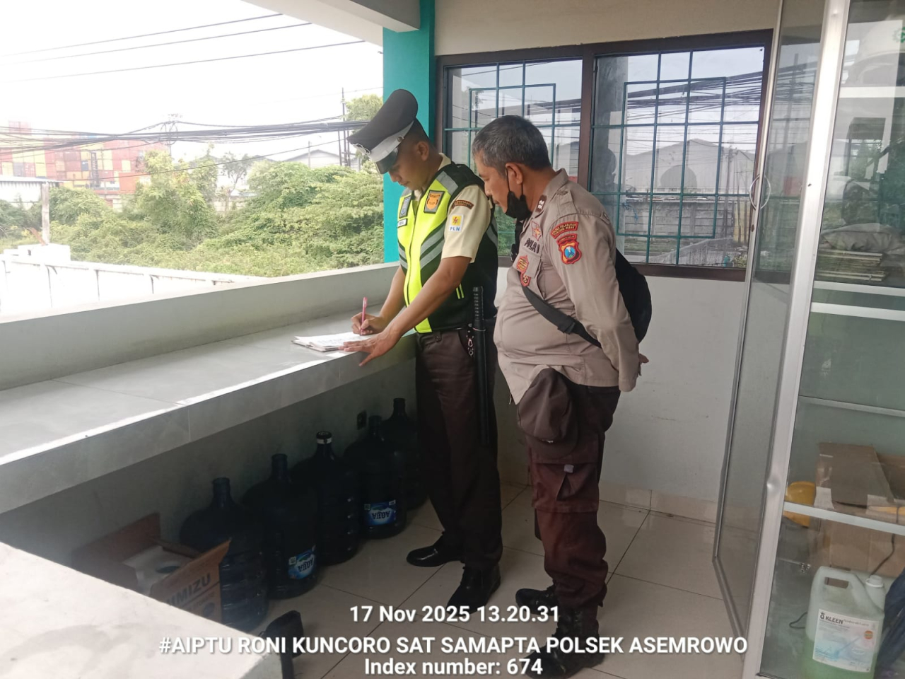 Patroli Harkamtibmas Polsek Asemrowo di Pergudangan PLN Tambak Langon Tingkatkan Keamanan dan Antisipasi 3C